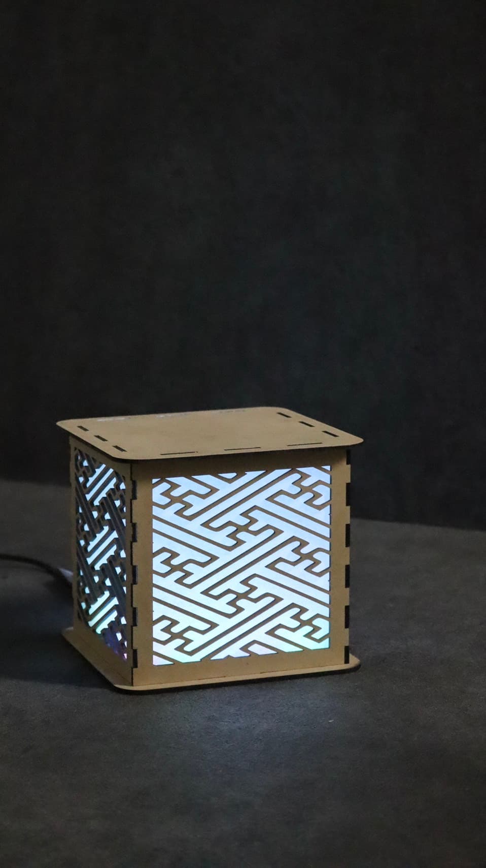 組み立て式木製行燈の展開例「紗綾形」
