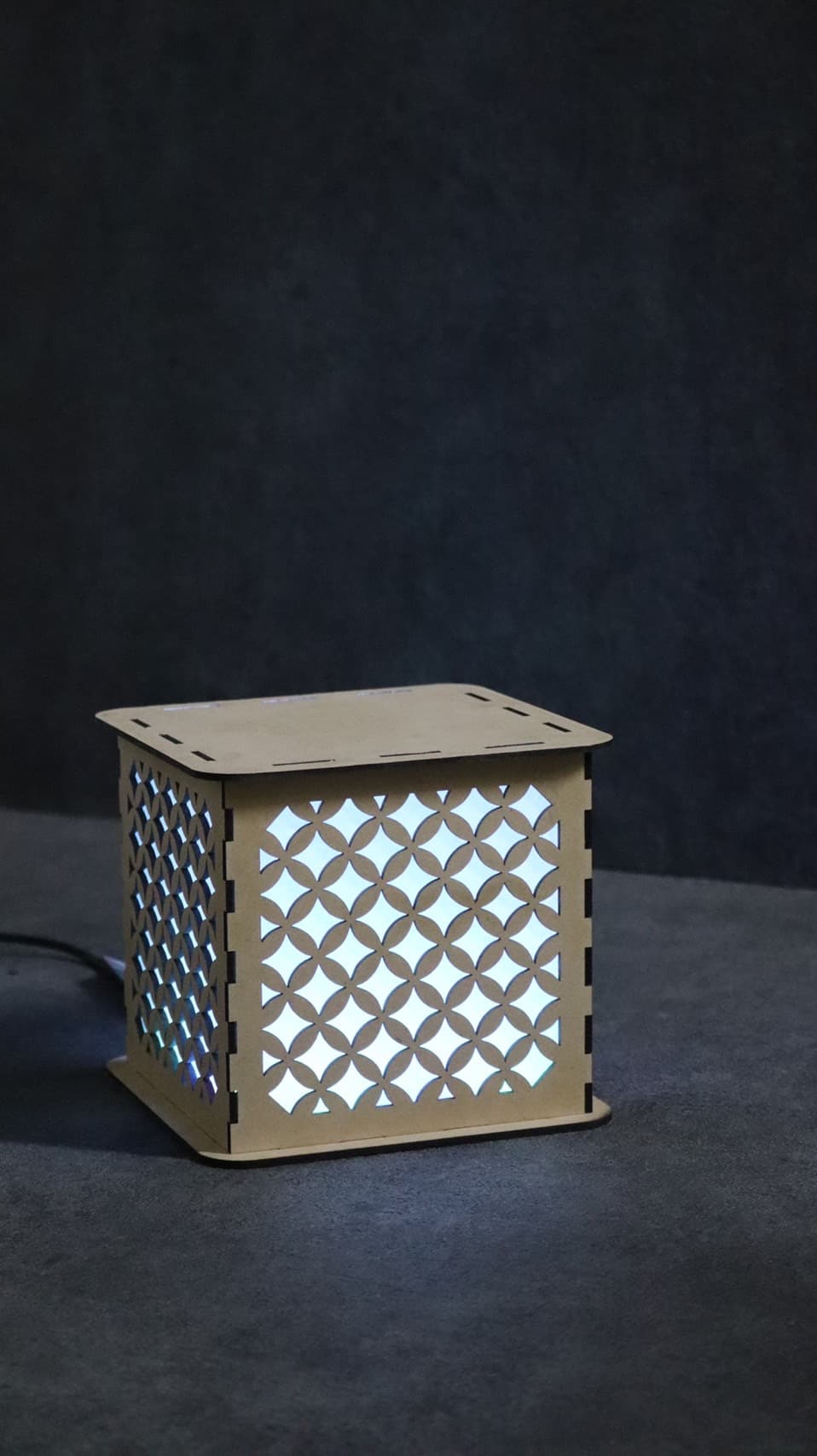 組み立て式木製行燈の展開例「七宝」