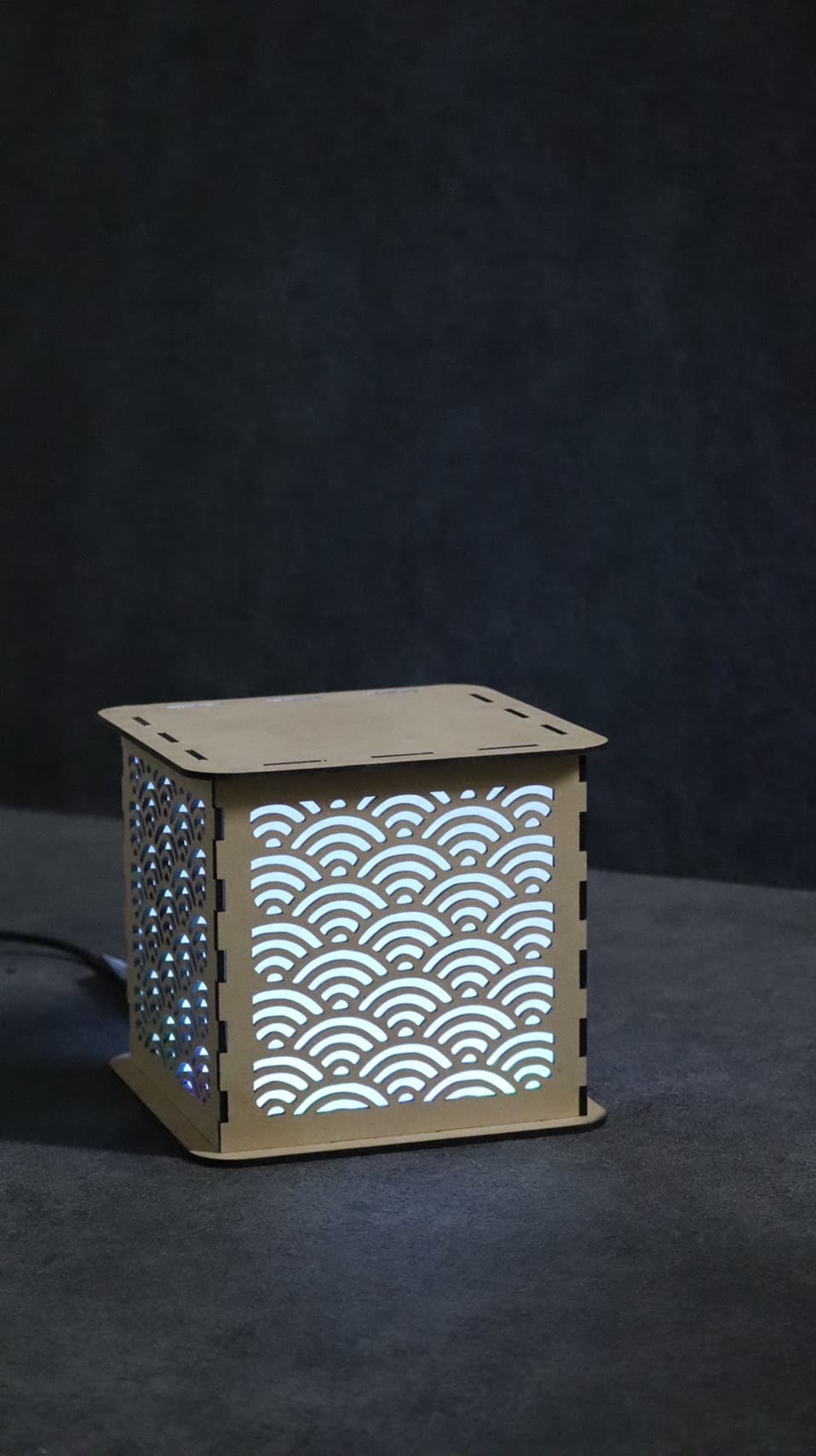 組み立て式木製行燈の展開例「青海波」