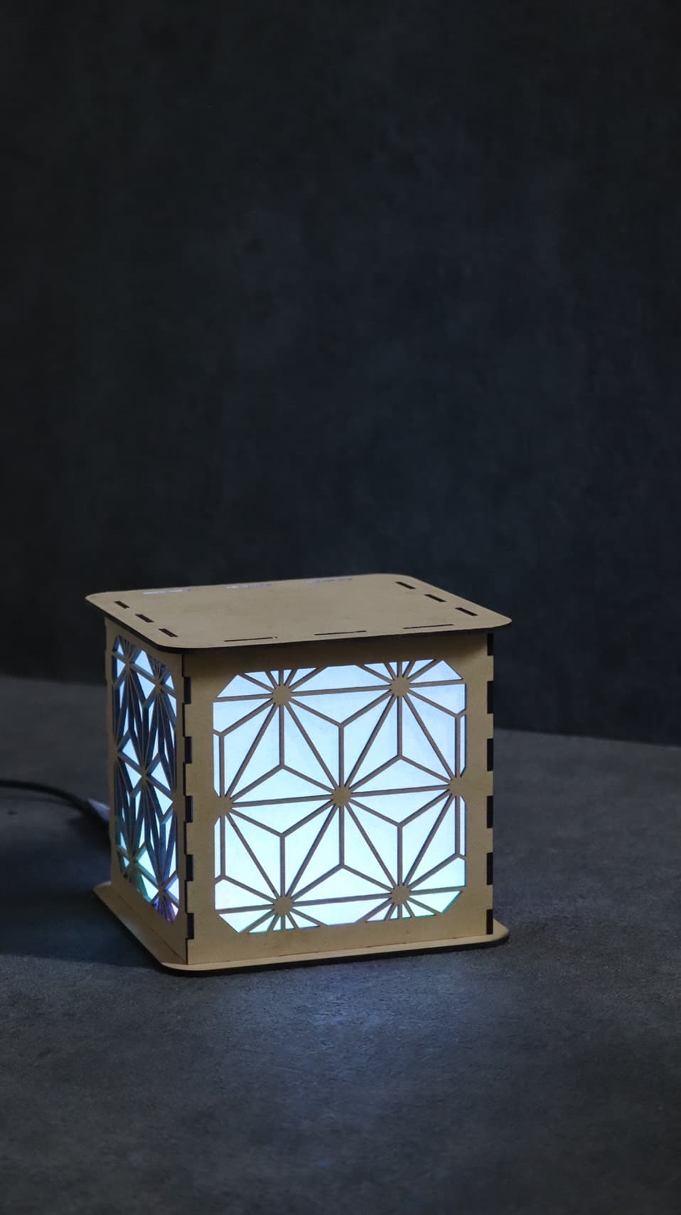 組み立て式木製行燈の展開例「麻の葉」