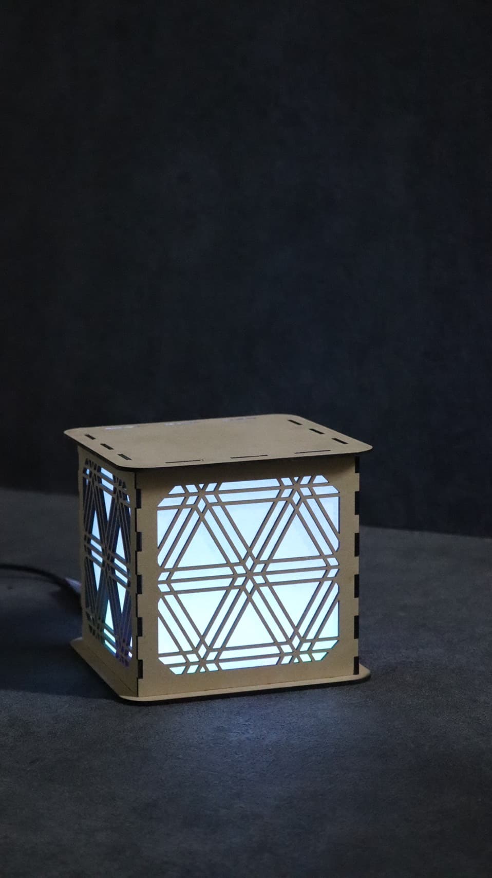 組み立て式木製行燈の展開例「胡麻」