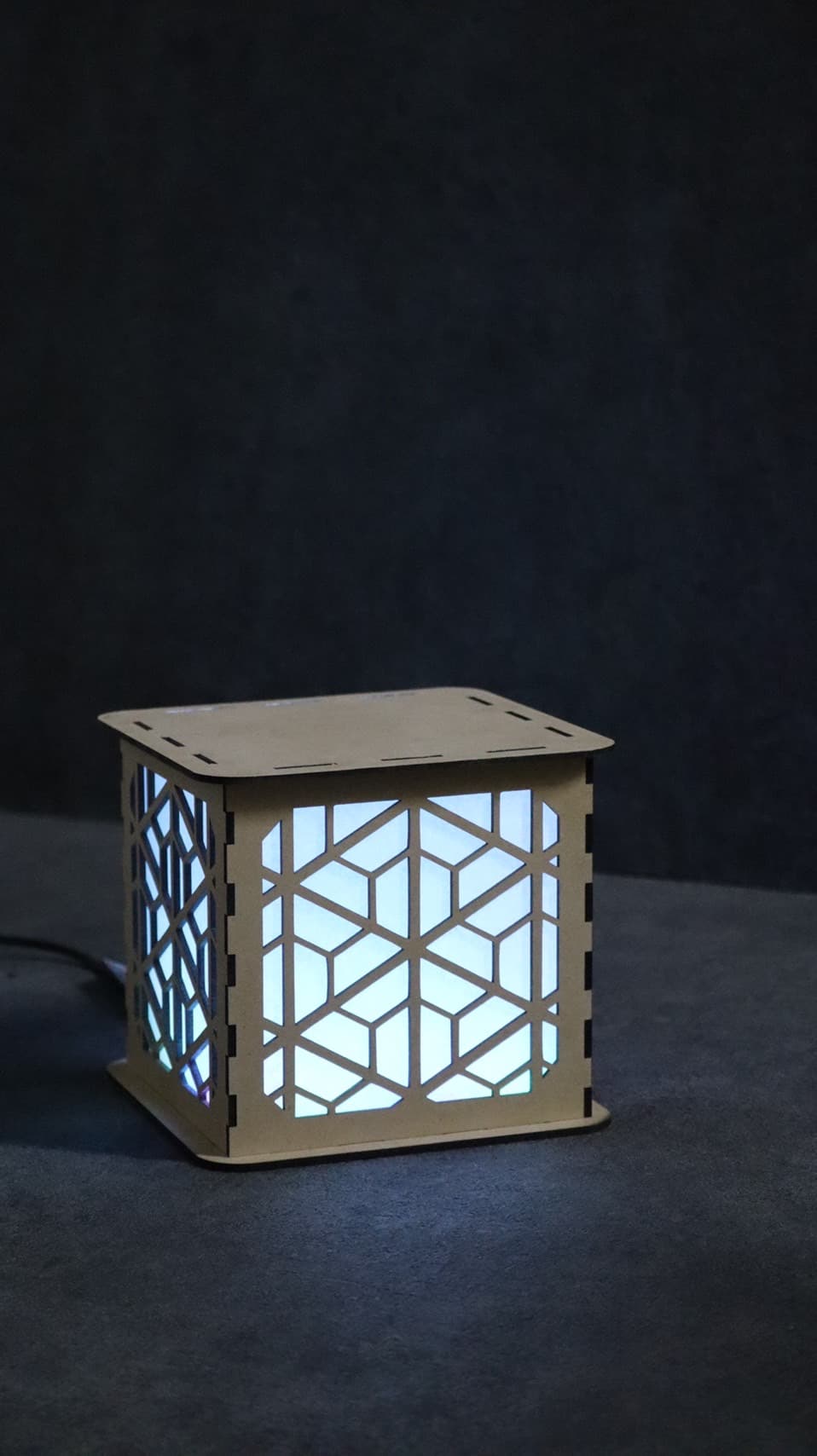 組み立て式木製行燈の展開例「亀甲文」